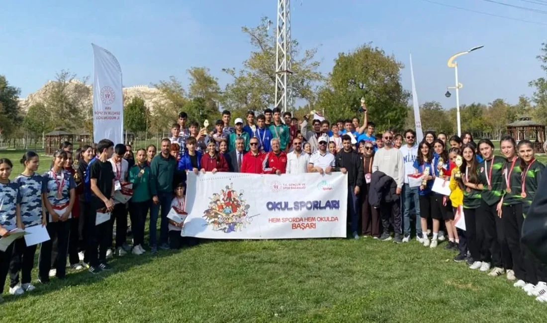 Van Spor Lisesi dört kategoride il birincisi olurken, Kinyas Kartal