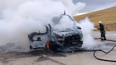 Van-Kurubaş yolu üzerinde seyir halindeki bir kamyonet, henüz bilinmeyen bir